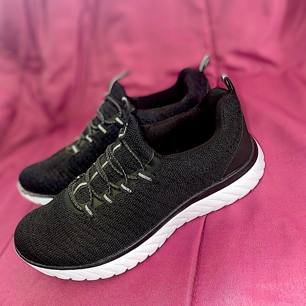 Athletic works size 6 black and white